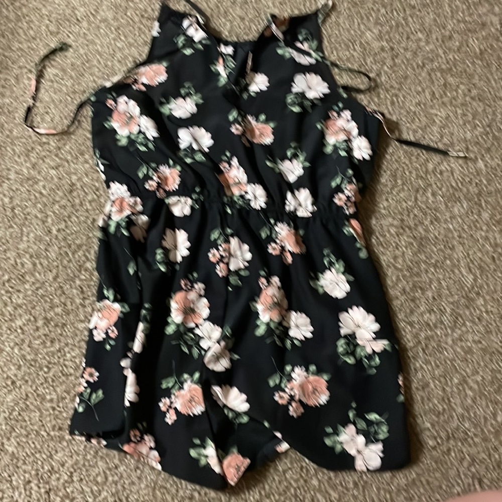 Flower patterned romper with pockets - Picture 2 of 3